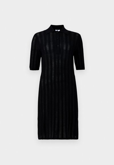 Robe polo noire avec un design en tricot texturé, des manches courtes et un col pointu avec trois boutons sur le devant.