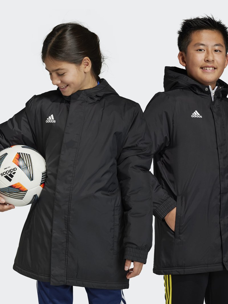 Abrigos acolchados negros con capucha, que presentan puños elásticos y bolsillos laterales. El logo de Adidas está situado en la parte superior izquierda.