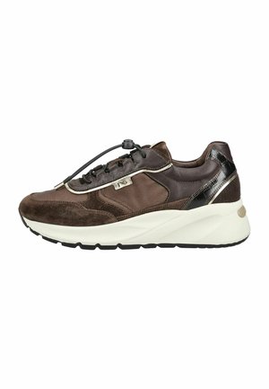 Brauner Sneaker mit Velours- und Lederpaneelen, weißer dicker Sohle, schwarzen Schnürsenkeln mit Knebel und schwarzem Akzent an der Ferse.