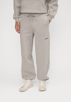 Han Kjøbenhavn DAILY UNISEX - Pantalones deportivos - grey melange