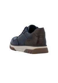 Zapatilla de cuero azul marino oscuro con un talón texturizado marrón. Presenta una suela de color claro y un diseño de cordones tradicional.