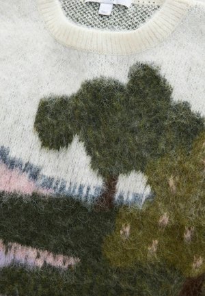 Pletený svetr s lehkým krémovým základem a uměleckým vzorem stromu v odstínech zelené, růžové a modré; jemný, texturovaný povrch.