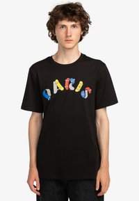 Černé bavlněné tričko s barevným potiskem, na kterém je nápis "PARKS" s grafickými akcenty na každém písmenu. Krátké rukávy, kulatý výstřih.