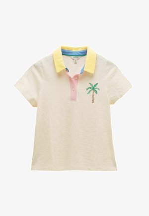 Krēmkrāsas īsroku polo krekls ar dzeltenu apkakli, rozā pogu lenti un izšūtu zaļu palmām uz kreisās krūšu puses.