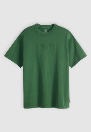T-shirt en coton vert à manches courtes, avec un logo brodé ton sur ton "Levi Strauss & Co." sur le devant et un col rond classique.