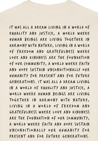 Oficialios baltos spalvos džemperis, kuriame matyti drąsūs juodi rankraščiu rašyti žodžiai. Tekstas kartoja temas apie lygybę, harmoniją, gerumą ir viltį visame audinyje.