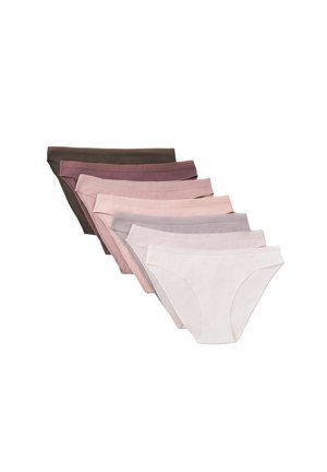 Zeven katoenen damespanty's in tinten wit, grijs, roze, mauve en bruin, gerangschikt in een waaier op een witte achtergrond.