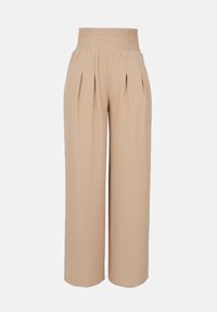 Beżowe spodnie wide-leg z wysokim marszczonym pasem, z plisami z przodu, wykonane z teksturowanej, lekkiej tkaniny.