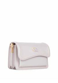 Lyslilla, faux læder håndtaske med flaplukning, guldhardware og en diskret logoaccent. Har en struktureret form og syningsdetaljer.