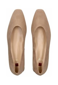 Ballerine in suede beige con punta quadrata, fodera interna liscia e piccolo dettaglio quadrato rosso sul tallone. Stile minimalista senza hardware prominente.