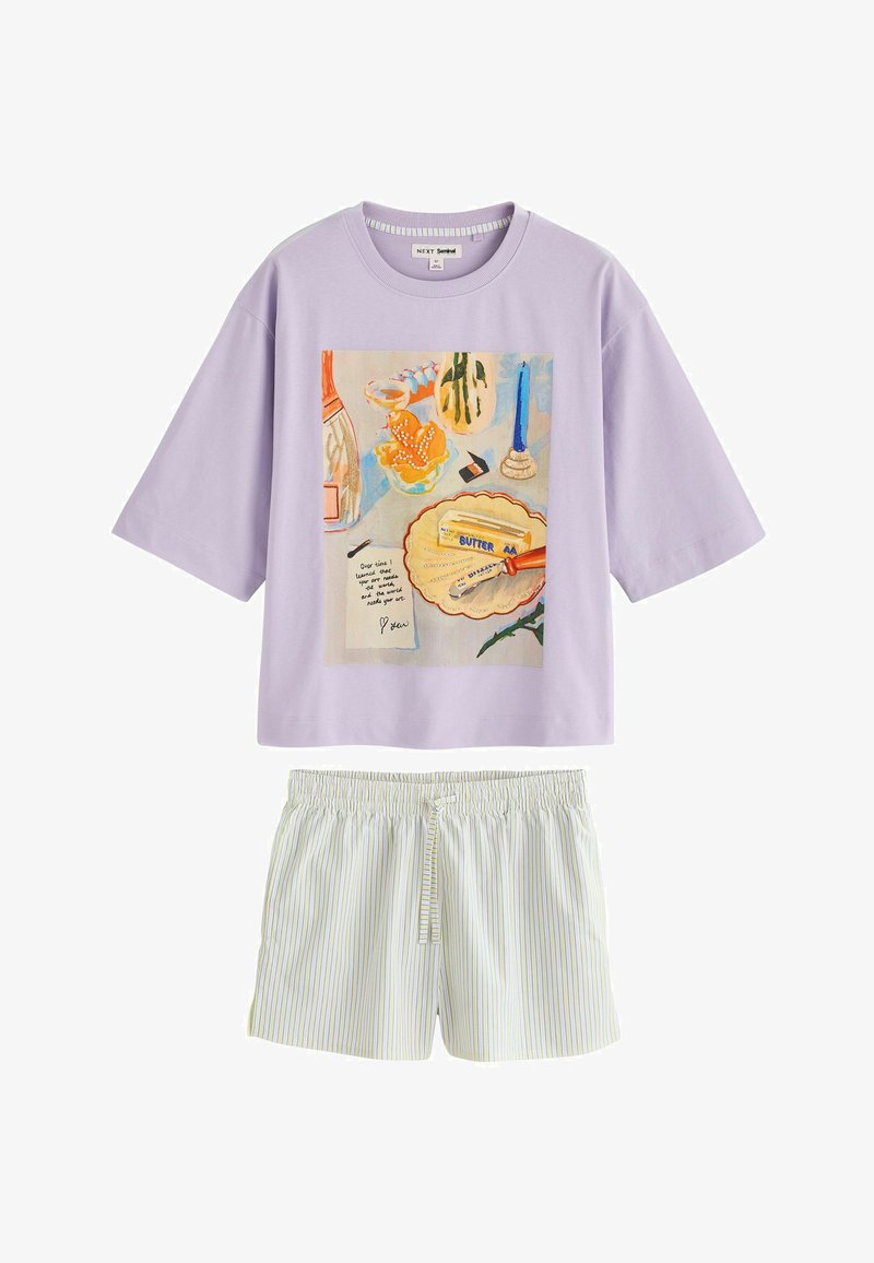 Chemise lilas à manches courtes avec un imprimé coloré sur le thème du petit-déjeuner, associée à un short blanc et vert clair à rayures avec taille élastique.