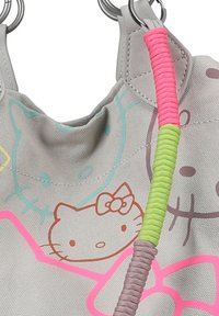 Borsa di tessuto grigia con vivaci disegni di Hello Kitty in rosa, blu e marrone, dotata di manici con texture in rosa, verde e viola.