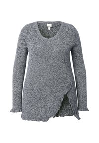 Suéter gris de punto con escote en V, manga larga y dobladillo con forma de concha. La tela texturizada muestra una mezcla de hilos oscuros y claros.