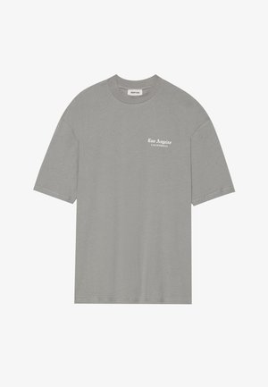 Siva majica kratkih rukava od pamuka, s okruglim izrezom i malim bijelim natpisom "Los Angeles" na prednjoj strani.