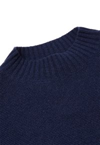 Námorně modrý pletený svetr s žebrovaným kulatým výstřihem. Texturovaná látka, jemná vazba s různou tloušťkou. Bez vzorů nebo dalších detailů.