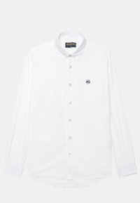 Camisa blanca de manga larga con botones, hecha de algodón. Presenta un cuello clásico, siete botones y un pequeño logotipo redondo en el lado izquierdo del pecho.