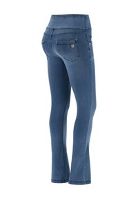 Siniset farkut, joissa on korkea vyötärö, bootcut-lahje ja viisi taskua. Valmistettu denimmateriaalista, jossa on sileä rakenne ja minimaalista metalliosaa.