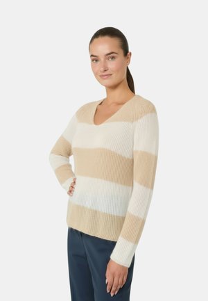 Maglione a collo a V lavorato a maglia con maniche lunghe, caratterizzato da strisce orizzontali beige e bianche. La texture è morbida e a coste.