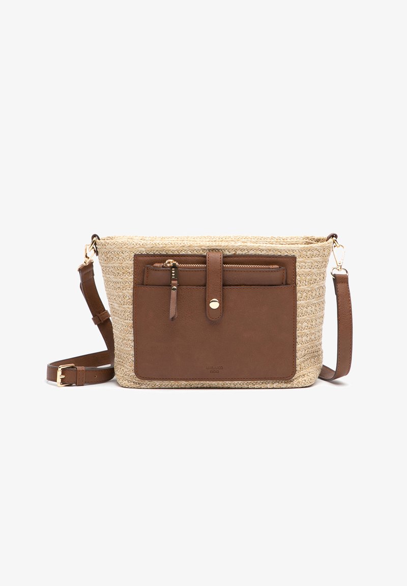 Czarna skórzana torebka na ramię z plecionego słomy, z przednią kieszonką na zamek, złotymi okuciami oraz regulowanym paskiem.