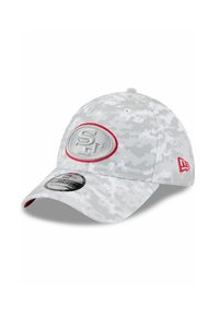 Grau camouflierter Cap mit einem abgerundeten Schirm. Auf der Vorderseite befindet sich ein gesticktes rundes Emblem mit "SF" in grauen und roten Details.