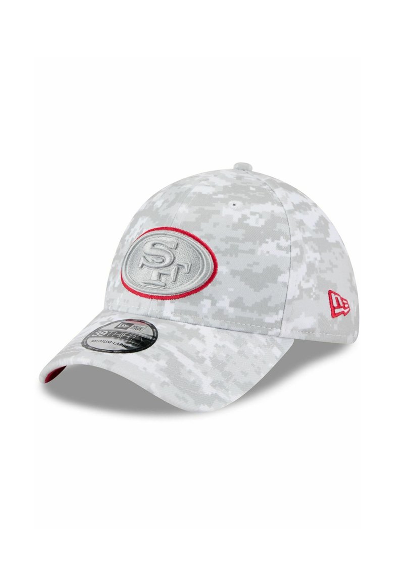 Grau camouflierter Cap mit einem abgerundeten Schirm. Auf der Vorderseite befindet sich ein gesticktes rundes Emblem mit "SF" in grauen und roten Details.