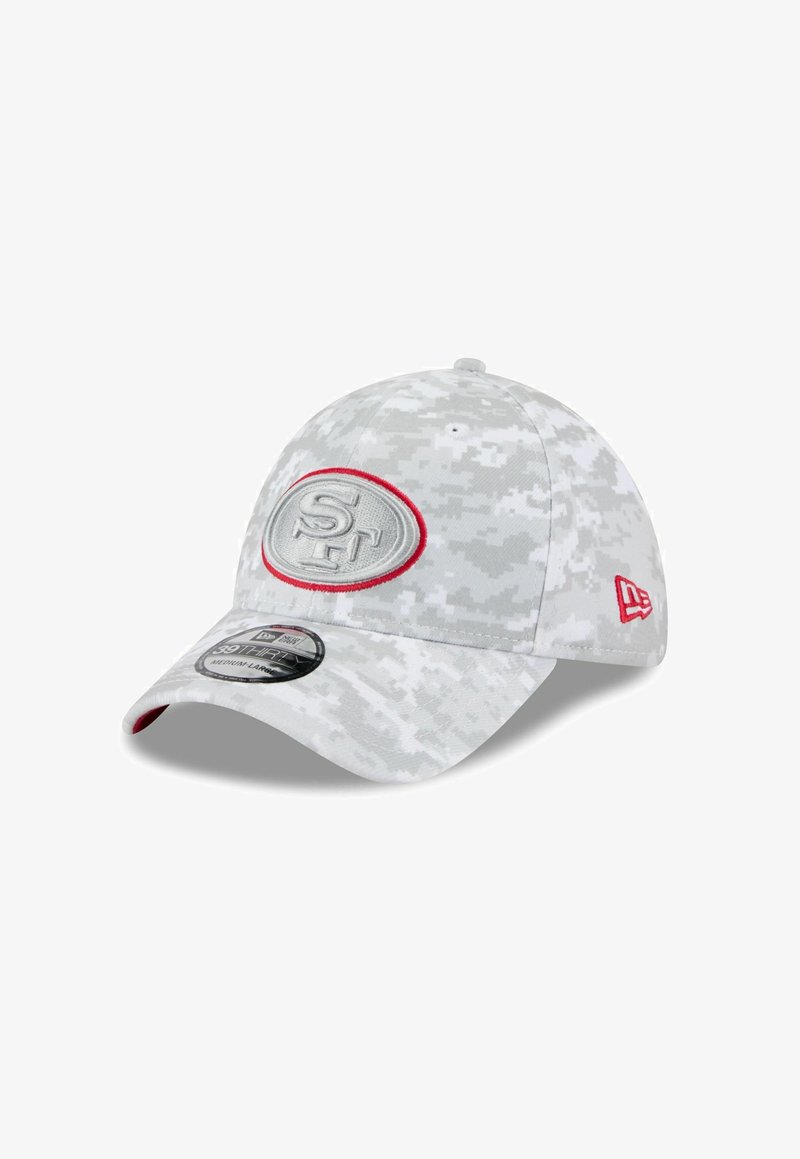 Grau camouflierter Cap mit einem abgerundeten Schirm. Auf der Vorderseite befindet sich ein gesticktes rundes Emblem mit "SF" in grauen und roten Details.