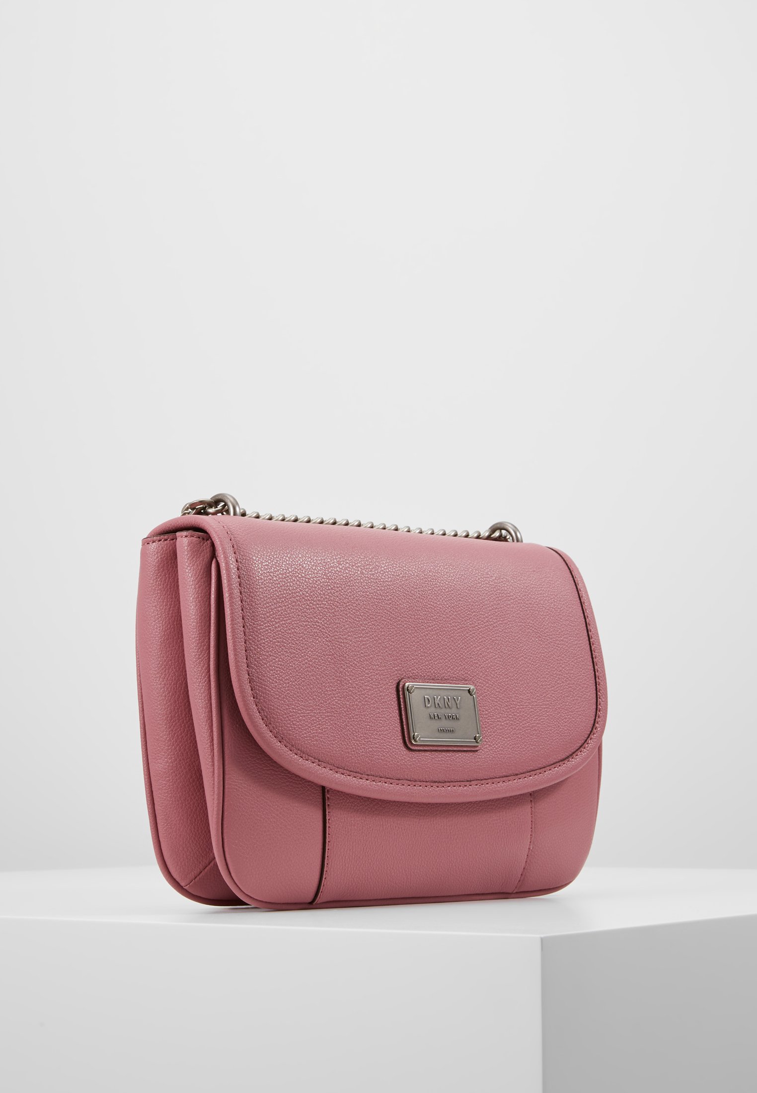 DKNY COLUMBUS SHOULDER FLAP Håndveske canyon rose DKNY COLUMBUS SHOULDER FLAP Håndveske canyon rose