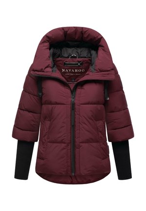 Giacca puffer bordeaux con colletto alto, chiusura con zip, maniche corte e polsini in maglia nera. Presenta una trapuntatura per isolamento e comfort.