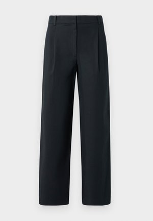 Pantalon noir ajusté avec une coupe droite, présentant des plis avant, une texture lisse et des passants de ceinture. Pas de poches visibles.