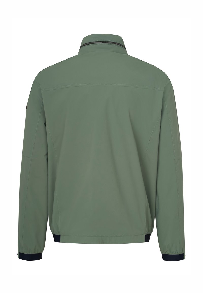 Veste légère verte avec un col rabattu, des poignets élastiques et un design épuré, sans embellissements. Texture lisse avec des accents contrastants.