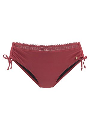 Czerwony dół bikini z koronkowym wykończeniem w pasie, z wiązaniami po bokach i solidnym czarnym podszewką. Posiada gładką fakturę i klasyczny kształt stroju kąpielowego.