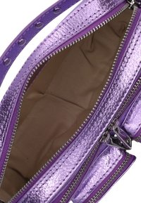 Paarse metalen handtas met een textuur oppervlak, voorzien van zilveren ritssluitingen en een beige interieur. Twee met rits afgesloten compartimenten voor opslag.