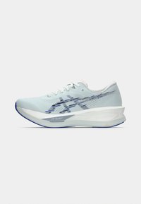 Chaussure de course bleu clair avec une tige texturée, une semelle intermédiaire blanche et des accents bleus. Présente un laçage visible et des motifs de logo.