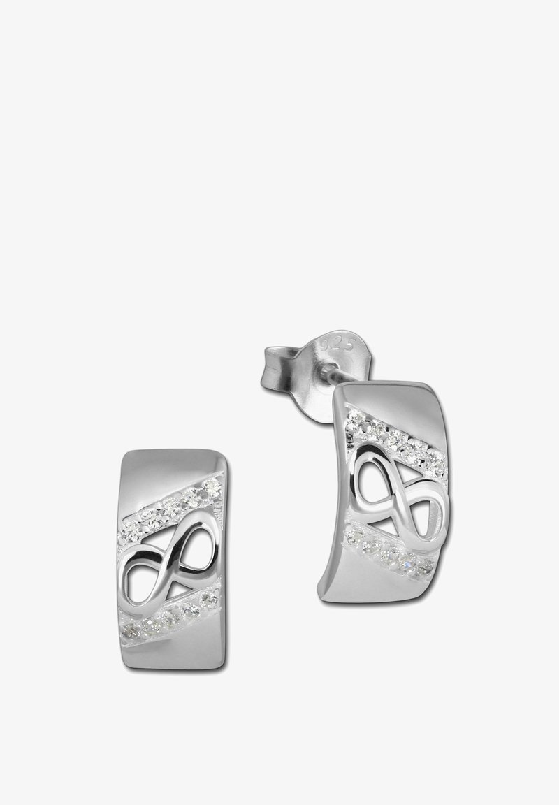 Les boucles d'oreilles en argent présentent un design incurvé avec une forme infinie et des pierres précieuses claires le long d'une bande diagonale. Marquées "925" pour de l'argent sterling.