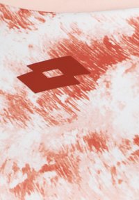 Sarkans un balts rakstains audums ar iekļautu sarkanu logotipu. Tekstūra ir gluda, izceļot kontrastējošo krāsu spilgtumu.