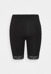 Czarne dopasowane szorty z koronkową lamówką przy krawędzi sięgającej kolan na białym tle.