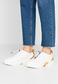 Tamaris Pure Relax LACE-UP - Baskets basses - white/saffron