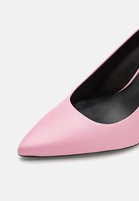 HUGO KATNISS - Visoke pete - medium pink