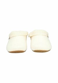 Pantofole color crema con una parte superiore morbida simile alla lana e un polsino lavorato a maglia. La suola è texturizzata e marrone, offrendo aderenza e comfort.