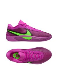 Zapatillas Nike con parte superior de malla rosa, un logo Swoosh verde, diseño texturizado y suela plana. Los cordones combinan con el color del zapato.