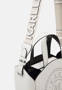 KARL LAGERFELD CIRCLE TOTE PERFORATED - Borsa a mano - off white