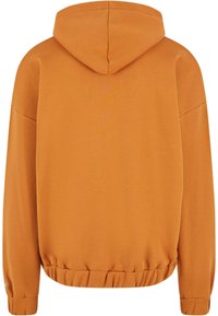 Hoodie orange avec une capuche à cordon, taille élastiquée et manches longues. Texture douce, coupe décontractée, sans motifs ni accents visibles.