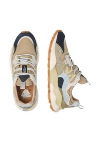 Beige a námořnické tenisky s horní částí z různých materiálů, obsahující semiš a síťovinu. Akcenty zahrnují bílé tkaničky a vzorovanou gumovou podrážku.