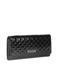 Črn patentni usnjeni denarnica z woveno teksturo in zlatim logotipom "kazar". Ima tanko, pravokotno obliko z sijočo površino.