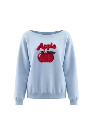 Lyseblå sweatshirt med lange ærmer med et rødt broderet motiv af to æbler og ordet Apple over dem foran.
