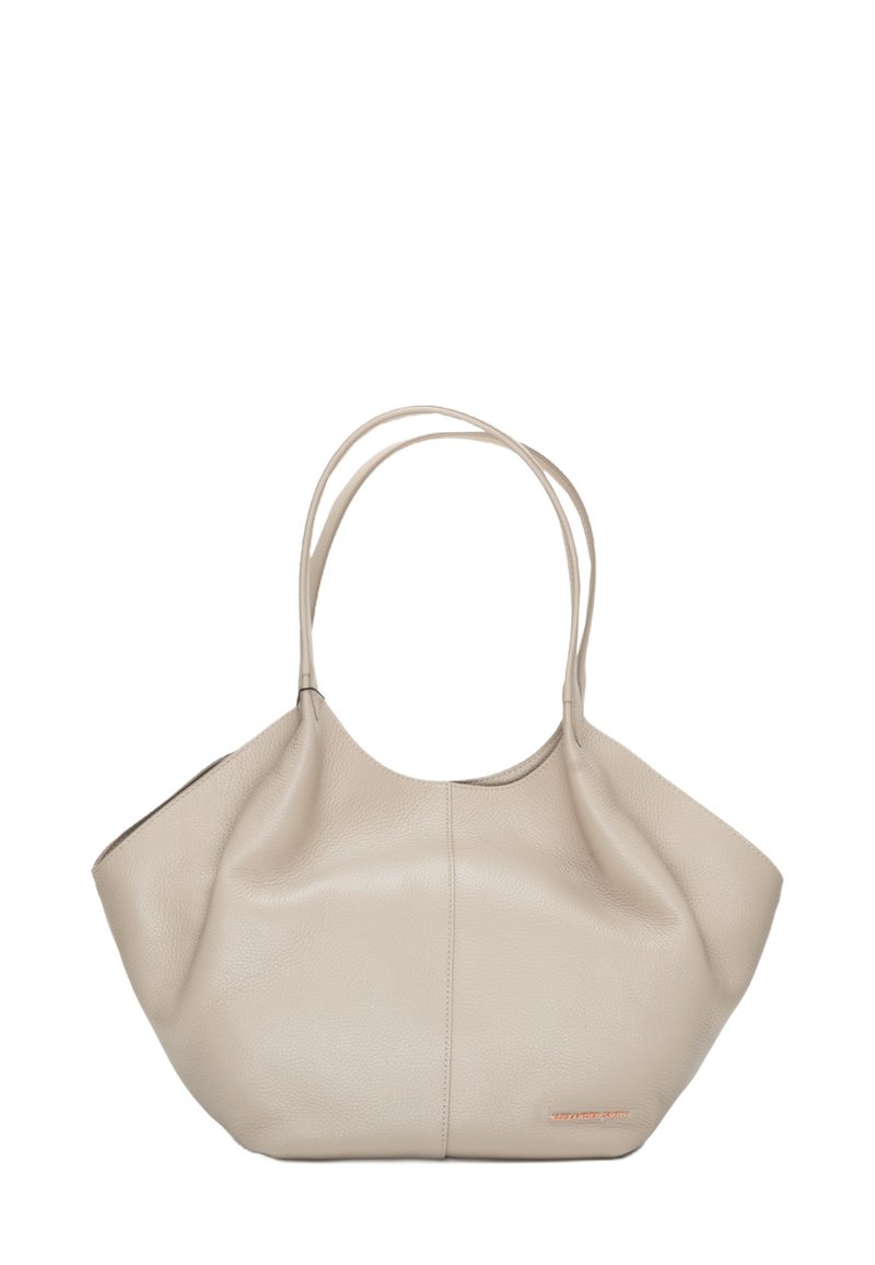 Borsa a tracolla in pelle beige con una texture morbida, apertura ampia e doppi manici. Presenta un logo discreto sul lato.