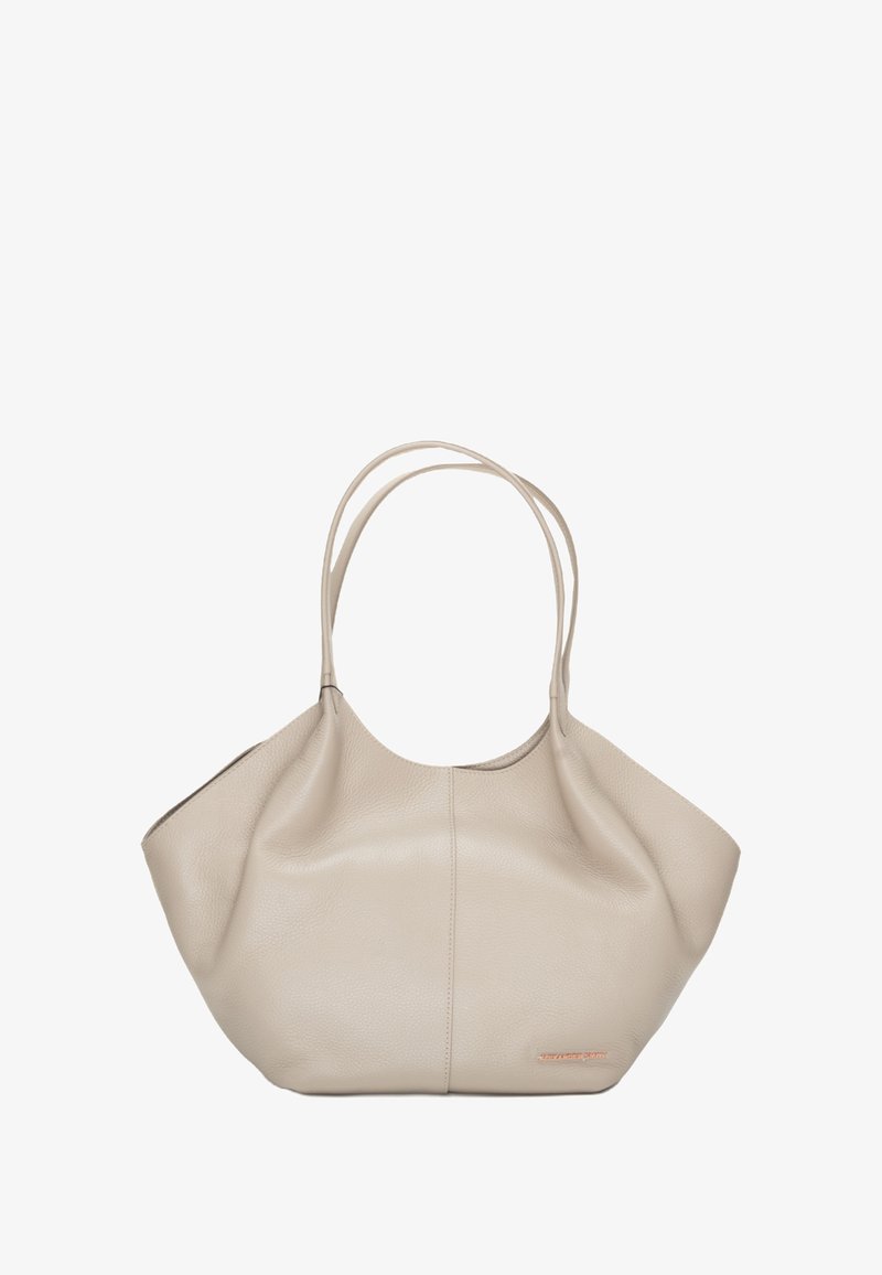 Borsa a tracolla in pelle beige con una texture morbida, apertura ampia e doppi manici. Presenta un logo discreto sul lato.