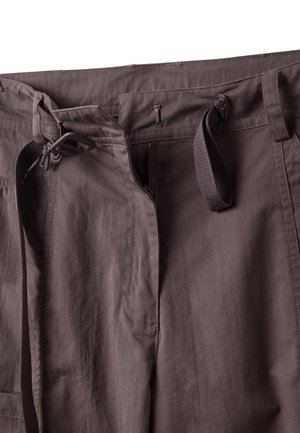 Braune Hose mit teilweise geöffnetem Reißverschluss, Stoffgürtel, der durch die Schlaufen geführt ist, und Kunststoffschnalle am Bund.