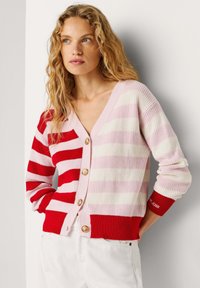 Rood- en roze gestreept vest met een V-hals ontwerp, knoopsluitingen en geribbelde manchetten. Gemaakt van een gebreide stof met structuur.