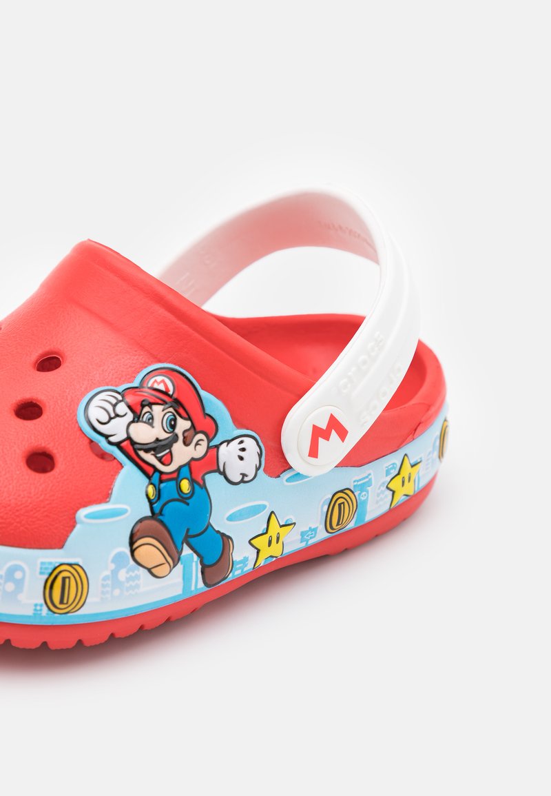 Crocs NINTENDO SUPER MARIO LIGHTS - Pool slides - flame/red 